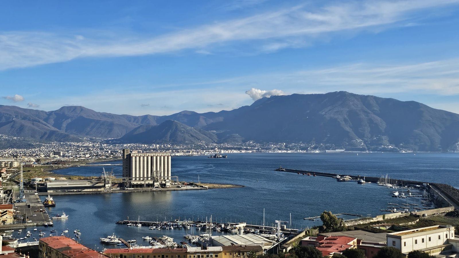 Il porto di Torre Annunziata con i silos e i Monti Lattari sullo sfondo